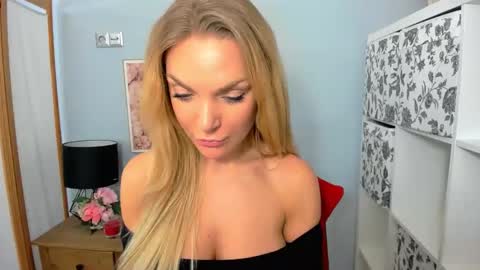 Snapshot of aullorasensual chatting on 12/16/24, 09:46 AulloraSensual online show from 12/16/24, 09:46