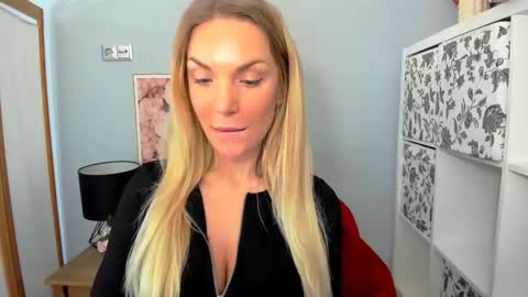 Snapshot of aullorasensual chatting on 12/30/24, 10:21 AulloraSensual online show from 12/30/24, 10:21