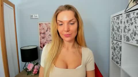 Snapshot of aullorasensual chatting on 02/15/25, 06:23 AulloraSensual online show from 02/15/25, 06:23