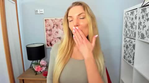 Snapshot of aullorasensual chatting on 02/16/25, 06:21 AulloraSensual online show from 02/16/25, 06:21