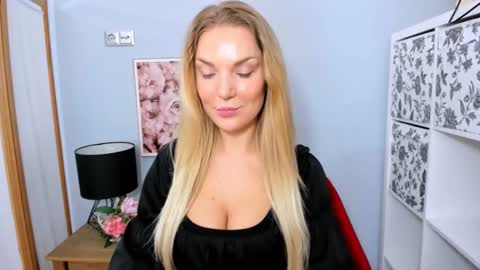 Snapshot of aullorasensual chatting on 02/17/25, 06:09 AulloraSensual online show from 02/17/25, 06:09