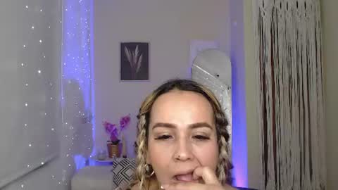 Snapshot of aunty_milf chatting on 06/17/26, 10:32 aunty_milf online show from 06/17/26, 10:32
