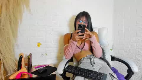 Monii Yi online show from 11/14/25, 06:34