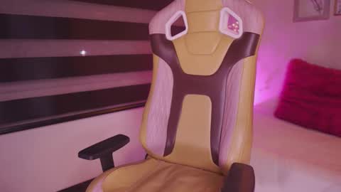 aura_rouss online show from 11/28/25, 02:03