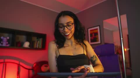  A U R A           online show from 11/07/25, 04:45