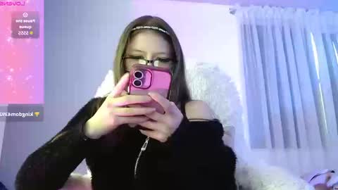Snapshot of aurora_blossom__ chatting on 09/19/25, 09:04 Aurora online show from 09/19/25, 09:04