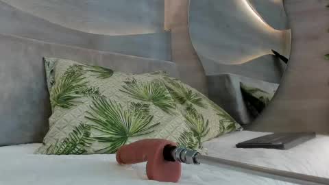 aurora_cruz online show from 04/18/26, 08:29