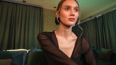 Snapshot of aurora_the_ballerina chatting on 01/20/25, 06:42 Aurora online show from 01/20/25, 06:42