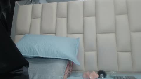 auroraa_miller online show from 12/30/24, 12:09