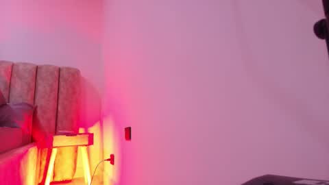 auroraa_miller online show from 11/12/25, 11:54