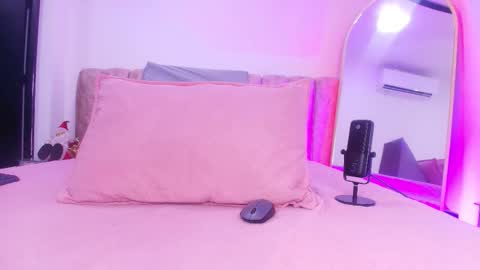 auroraa_miller online show from 12/02/25, 11:59