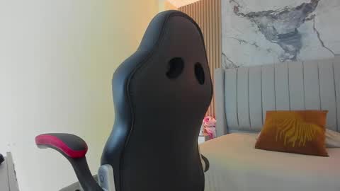 auroramartin2 online show from 10/23/25, 07:34