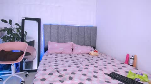 Snapshot of auroramcry chatting on 10/31/25, 06:14 INSTAGRAM AURORA MCRY online show from 10/31/25, 06:14