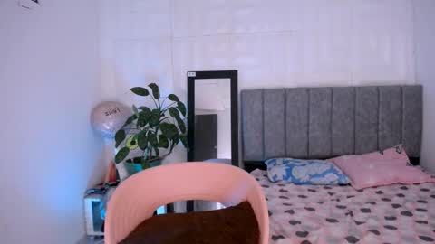 Snapshot of auroramcry chatting on 11/05/25, 06:24 INSTAGRAM AURORA MCRY online show from 11/05/25, 06:24