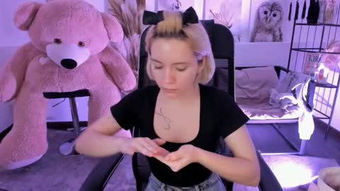 aurorawrenfield online show from 12/02/25, 04:40