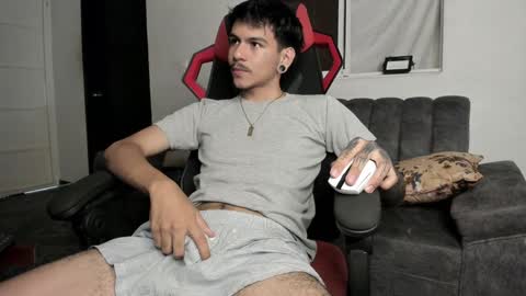 Snapshot of austin_falcon chatting on 01/16/25, 07:41 Austin online show from 01/16/25, 07:41