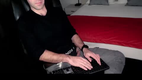 Snapshot of australopithas chatting on 11/23/25, 01:11 australopithas online show from 11/23/25, 01:11