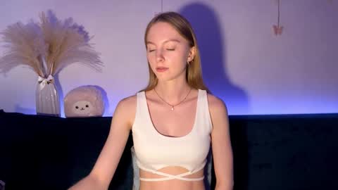 Annie online show from 09/24/25, 03:04