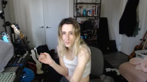 Ava online show from 04/10/26, 08:46