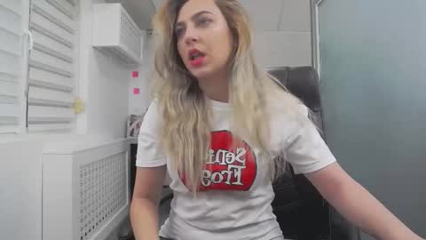 Snapshot of avablue_ chatting on 01/19/26, 06:39 online show from 01/19/26, 06:39