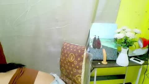 Snapshot of avacadaxcx chatting on 12/16/25, 01:43 avacadaxcx online show from 12/16/25, 01:43