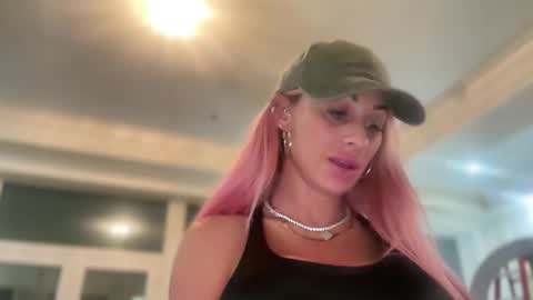 Snapshot of avalonnfoxx chatting on 12/16/24, 06:10 AvalonnFoxx online show from 12/16/24, 06:10