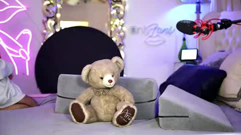 Snapshot of avalonnfoxx chatting on 12/15/25, 07:23 AvalonnFoxx online show from 12/15/25, 07:23