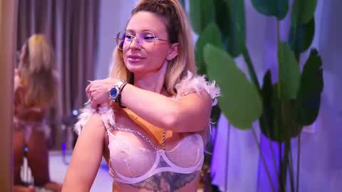 Snapshot of avamaddisson chatting on 10/12/25, 03:27 Ava online show from 10/12/25, 03:27