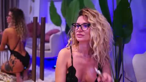 Snapshot of avamaddisson chatting on 10/17/25, 04:04 Ava online show from 10/17/25, 04:04