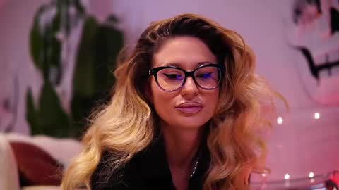 Snapshot of avamaddisson chatting on 11/24/25, 04:01 Ava online show from 11/24/25, 04:01