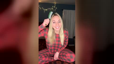 Snapshot of avarosefit chatting on 01/07/26, 02:25 Ava Rose online show from 01/07/26, 02:25