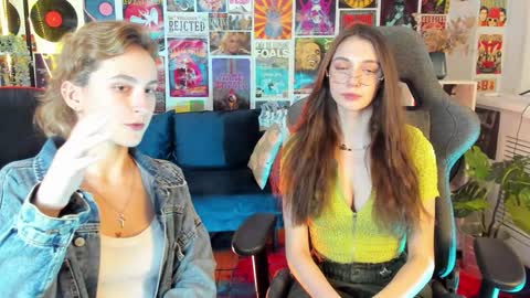Snapshot of aveangela chatting on 01/10/25, 06:06 Avie online show from 01/10/25, 06:06