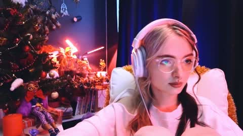 Snapshot of avi_nile chatting on 12/15/24, 02:30 Avriel online show from 12/15/24, 02:30