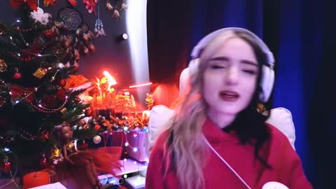 Snapshot of avi_nile chatting on 12/24/24, 05:49 Avriel online show from 12/24/24, 05:49