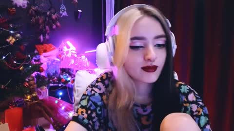 Snapshot of avi_nile chatting on 01/09/25, 02:01 Avriel online show from 01/09/25, 02:01