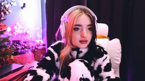 Snapshot of avi_nile chatting on 01/17/25, 05:00 Avriel online show from 01/17/25, 05:00