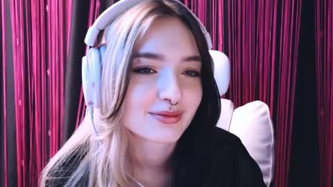 Snapshot of avi_nile chatting on 02/18/25, 05:42 Avriel online show from 02/18/25, 05:42