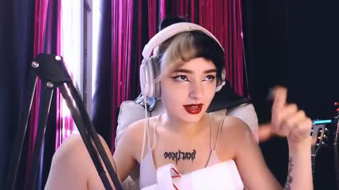 Snapshot of avi_nile chatting on 09/20/25, 05:19 Avriel online show from 09/20/25, 05:19