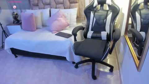 Snapshot of avis_lara chatting on 01/15/25, 01:56 AVIS online show from 01/15/25, 01:56