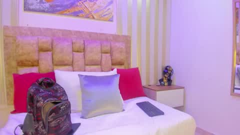 Snapshot of avis_lara chatting on 10/19/25, 04:24 AVIS online show from 10/19/25, 04:24