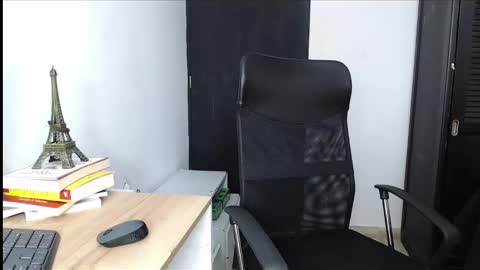 Snapshot of avis_lara chatting on 10/31/25, 03:57 AVIS online show from 10/31/25, 03:57