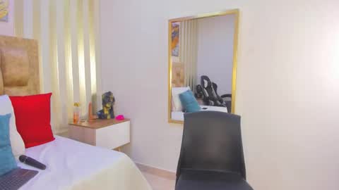 Snapshot of avis_lara chatting on 11/04/25, 06:18 AVIS online show from 11/04/25, 06:18