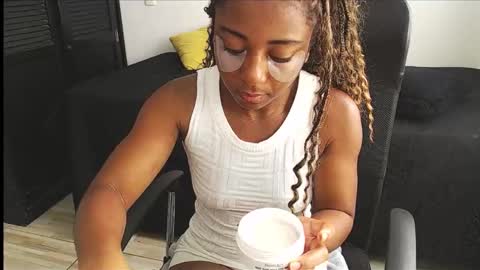 Snapshot of avis_lara chatting on 11/09/25, 04:49 AVIS online show from 11/09/25, 04:49