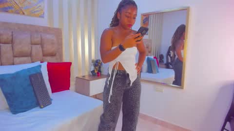 Snapshot of avis_lara chatting on 11/12/25, 06:19 AVIS online show from 11/12/25, 06:19