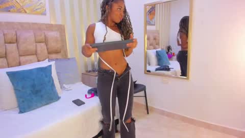 Snapshot of avis_lara chatting on 11/19/25, 08:20 AVIS online show from 11/19/25, 08:20