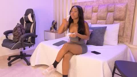 Snapshot of avis_lara chatting on 11/29/25, 08:23 AVIS online show from 11/29/25, 08:23