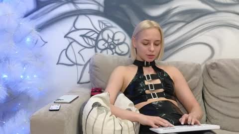 Snapshot of avr0ra chatting on 12/26/24, 10:37 Goddess Avrora online show from 12/26/24, 10:37