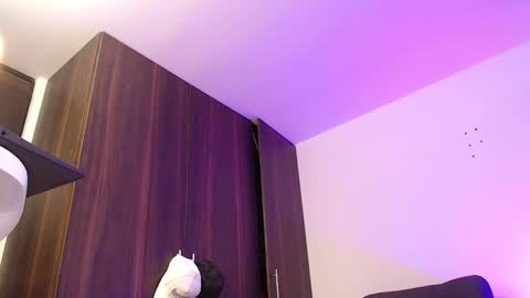 Independiente Model online show from 12/20/25, 12:01