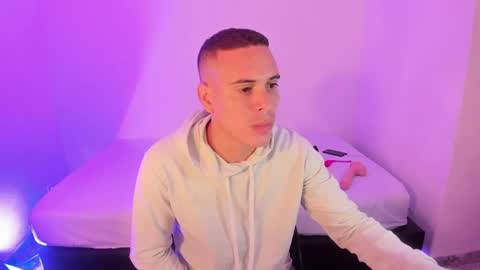 axel__fierro online show from 04/14/26, 09:32