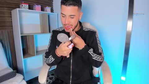 axel_grey_ online show from 09/18/25, 12:18